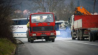 Οδηγοί απομακρύνουν τα φορτηγά τους από τα οδοφράγματα