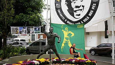 La estatua de Pelé frente al estadio del Santos