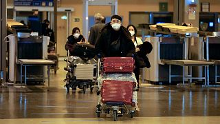 Kínából érkező utasok egy olaszországi reptéren 2022. december 29-én