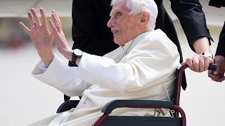 Benoît XVI, "totalement lucide", dans un état grave mais "stable"