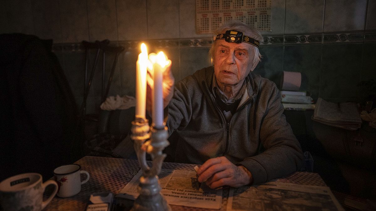 Volodímir Dubrovsliy, un pensionista discapacitado, enciende velas en su casa después de vivir sin electricidad durante más de cuatro meses en Kupiansk, región de Járkov.