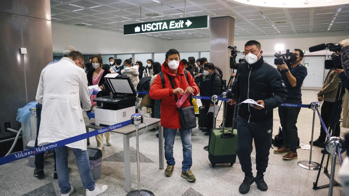 Passagers en provenance de Chine et arrivant à l'aéroport de Milan (Italie), le 29/12/2022