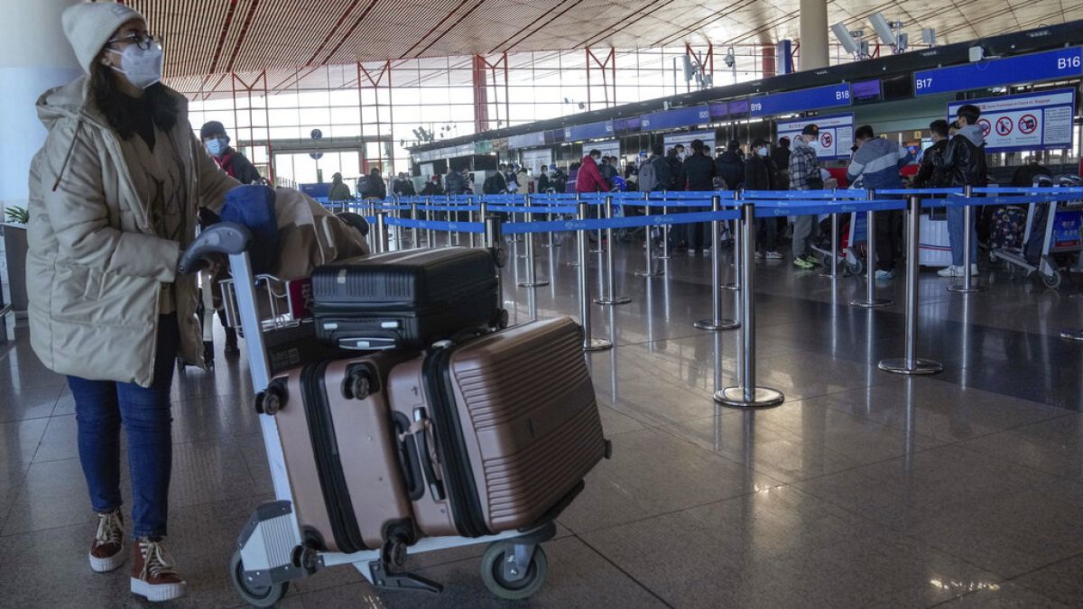 Reisende aus China werden vor Ablug einen negativen Coronatest haben müssen, bevor sie in manche Länder fliegen dürfen, darunter Frankreich, Großbritannien und Italien