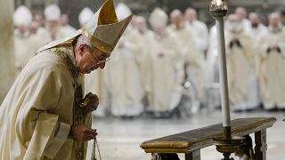 El cardenal Angelo De Donatis celebra una misa por la salud del papa emérito Benedicto XVI en el interior de la basílica de San Juan de Letrán, en Roma.