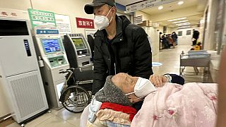 رجل مسن مصاب بكوفيد-19 في مستشفى في بكين، 31 ديسمبر، 2022.