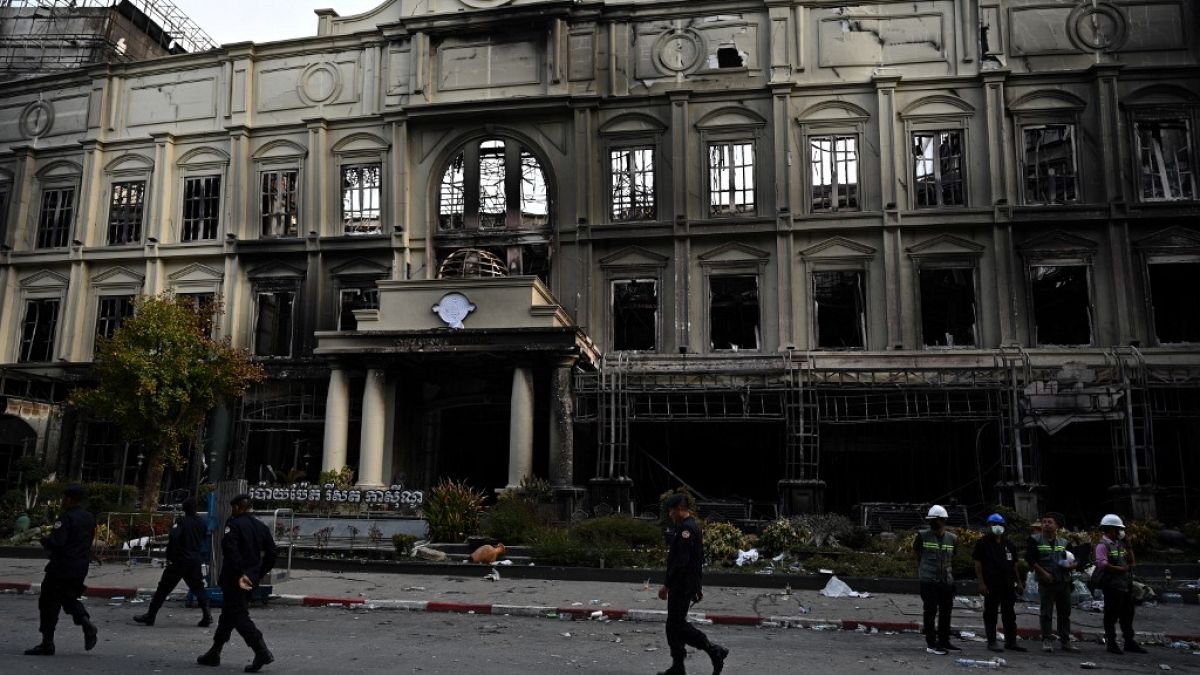 Kamboçya’da otel yangını binayı enkaza çevirdi