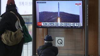 Dél-Korea fővárosa, Szöül egyik pályaudvarán nézik az észak-koreai kilövést mutató képsorokat a várakozók