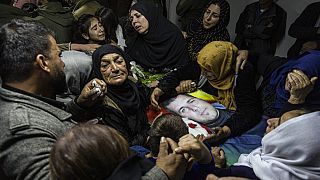 أكراد سوريون يشاركون في جنازة قتلى غارات جوية تركية على قرية المالكية، شمال سوريا، 21 نوفمبر 2022.
