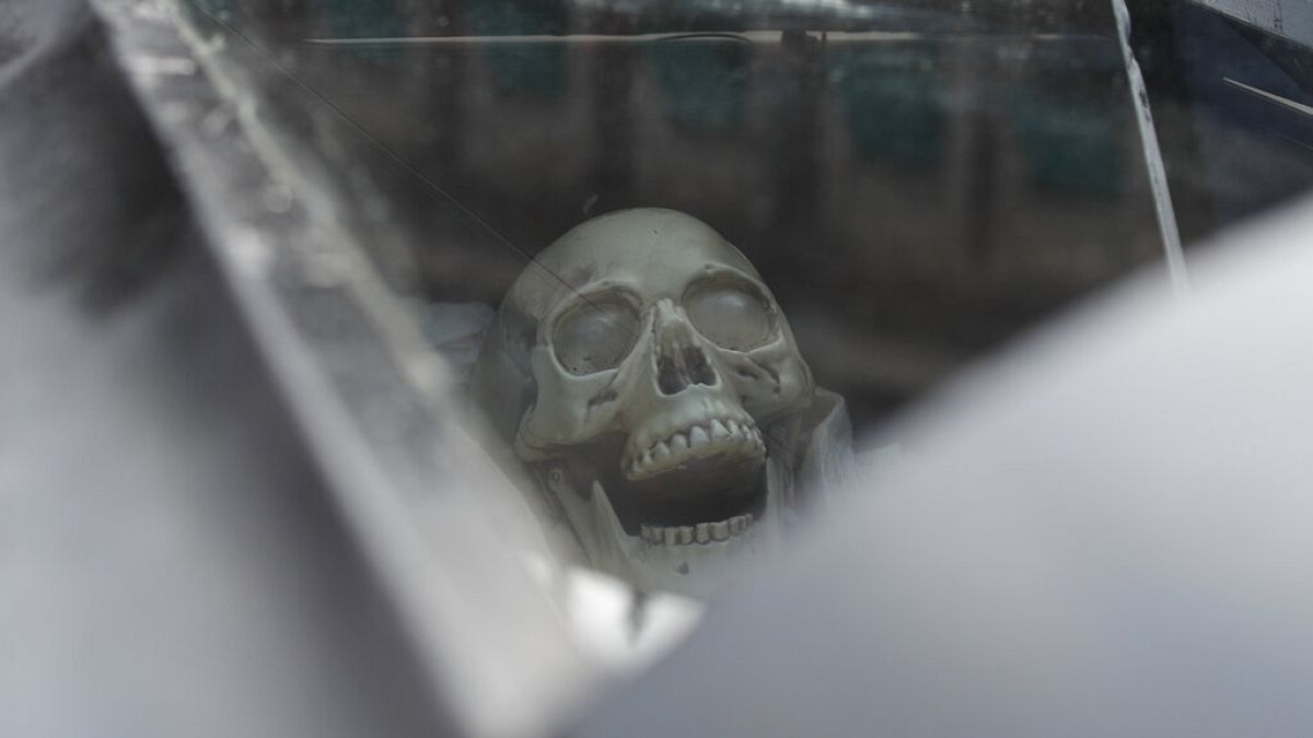 Meksika'da protestoda kullanılan sahte insan kafatası (arşiv)