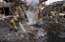 Un bombero apaga un fuego tras un bombardeo ruso en Ucrania