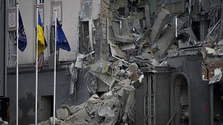 Разрушенное в результате попадания российской ракеты здание гостиницы в Киеве, 31 декабря 2022 г.