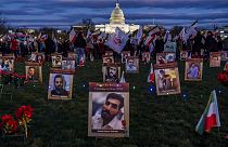 متظاهرون يسيرون في وقفة احتجاجية تكريما للإيرانيين الذين يُزعم أن حكومتهم قتلتهم خلال مسيرة لدعم الاحتجاجات المستمرة في إيران في ناشونال مول، 17 ديسمبر 2022، في واشنطن