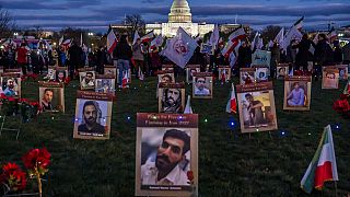 متظاهرون يسيرون في وقفة احتجاجية تكريما للإيرانيين الذين يُزعم أن حكومتهم قتلتهم خلال مسيرة لدعم الاحتجاجات المستمرة في إيران في ناشونال مول، 17 ديسمبر 2022، في واشنطن