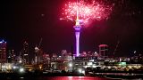 Az Auckland-i Sky Tower, miután Új-zÉlandon beköszöntött az éjfél és vele 2023 is