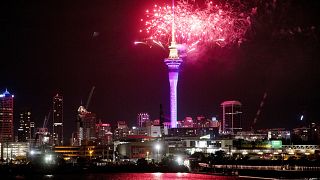 In Auckland wurde das neue Jahr mit einem bunten Feuerwerk über dem Sky Tower begrüßt
