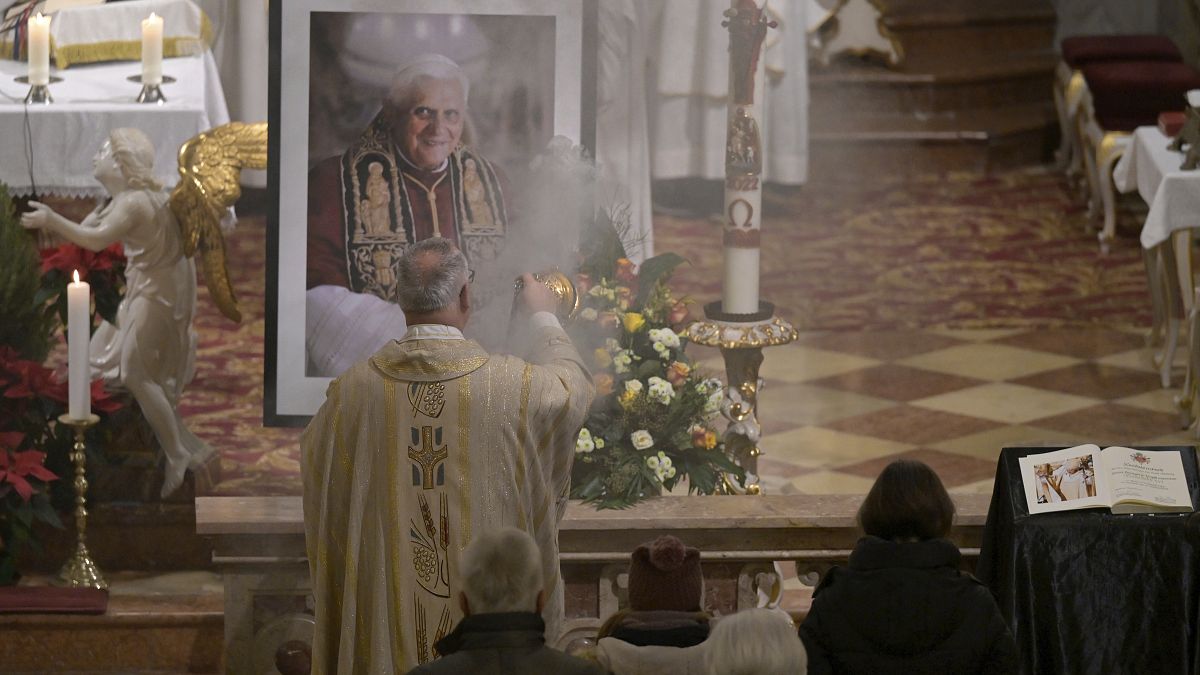 Die Messe in der St. Magdalena Kirche in Altötting stand ganz im Zeichen des verstorbenen Papstes Benedikt XVI.