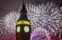 En Londres, decenas de miles de personas vieron los fuegos artificiales de Nochevieja a orillas del río Támesis por primera vez desde 2019.