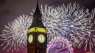 In London konnten die Menschen zum Jahresausklang ein Feuerwerk an der Themse bewundern