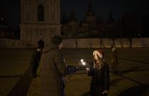 Áram nélkül, fáklyák fényénél ünnepeltek sok helyen Ukrajnában