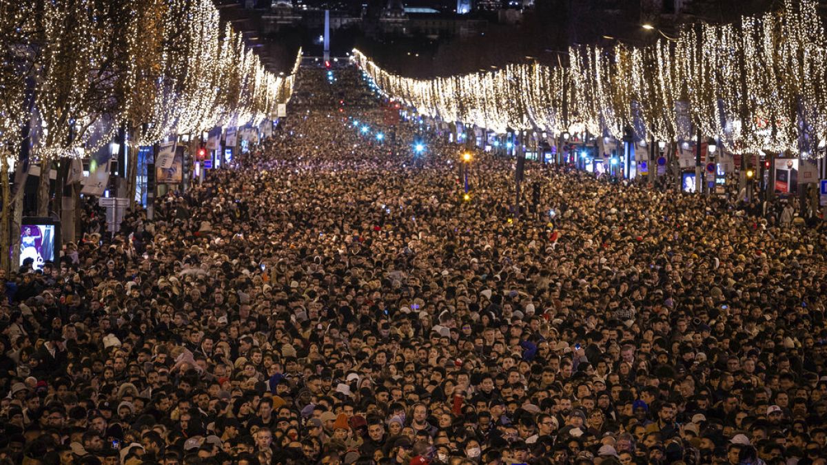 احتفالات في الشانزليزيه، باريس، فرنسا- 31 ديسمبر، 2022.