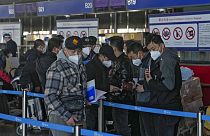  مسافرون يصطفون في مكتب تسجيل الوصول الدولي في مطار العاصمة بكين الدولي في بكين، 29 ديسمبر 2022.