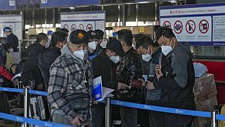  مسافرون يصطفون في مكتب تسجيل الوصول الدولي في مطار العاصمة بكين الدولي في بكين، 29 ديسمبر 2022.