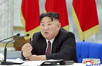 الزعيم الكوري الشمالي كيم جونغ أون خلال اجتماع لحزب العمال الكوري في مقر الحزب في بيونغ يانغ، كوريا الشمالية، 30 ديسمبر 2022.