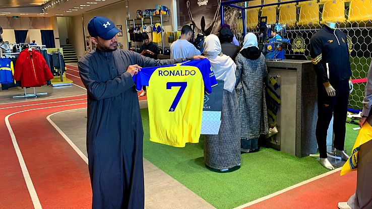 Al Nassr fans rush to buy club merchandise after Ronaldo signing