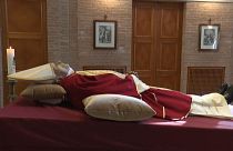 Los restos mortales del papa emérito Benedicto XVI en el Monasterio Mater Ecclesiae.