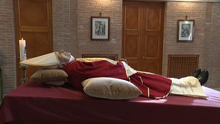 Los restos mortales del papa emérito Benedicto XVI en el Monasterio Mater Ecclesiae.