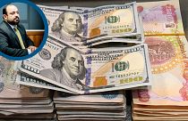 اسکناس‌های دلار آمریکا و دینار عراق در بازار ارز شهر ناصریه در جنوب عراق