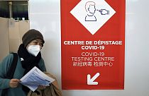 Un passager en provenance de Chine quitte un centre de dépistage du Covid-19 installé à l'aéroport de Roissy-Charles-de-Gaulle, en France, le dimanche 1er janvier 2023.