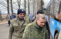Российские военнопленные, которых вернула украинская сторона, садятся в автобус
