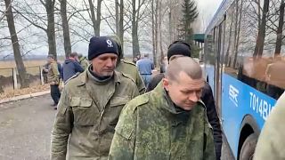 Российские военнопленные, которых вернула украинская сторона, садятся в автобус