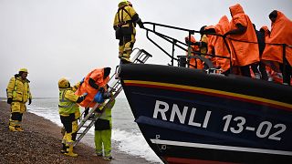 مهاجرون تم انقاذهم اثناء غرق قاربهم في قناة المانش 19 ديسمبر/ كانون الأول 2022