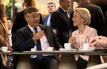 Η πρόεδρος της Κομισιόν Ούρσουλα φον ντερ Λάιεν και ο πρωθυπουργός της Κροατίας Αντρέι Πλένκοβιτς, πίνουν καφέ στο Ζάγκρεμπ