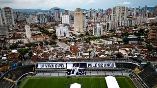 Brésil : dernier adieu au Roi Pelé au stade de Santos