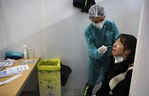 Testes e certificados de vacinação poderão ser exigidos a quem viaja da China para a UE