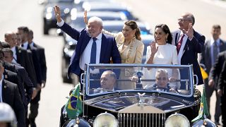 الرئيس لويس إيناسيو لولا دا سيلفا (يسارا) بجانبه زوجته روزانجيلا. ونائب الرئيس جيرالدو ألكمين (يمين) وزوجته ماريا لوسيا ريبيرو