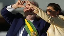 Präsident Lula und seine Frau Rosangela Silva formen mit den Fingern ein Herz.