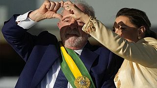 Präsident Lula und seine Frau Rosangela Silva formen mit den Fingern ein Herz.