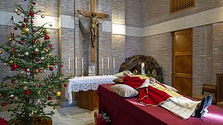 Тело Бенедикта XVI было доставлено в часовню Ватиканского монастыря в воскресенье