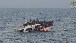 Kleine Boote tragen Migrant:innen über den Ärmelkanal.