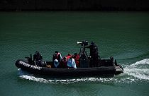 Barco da guarda-costeira do Reino Unido com migrantes intercetados no Canal da Mancha (arquivo)