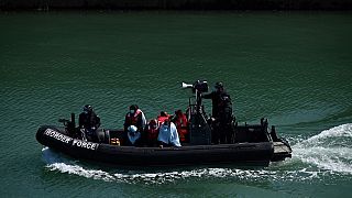 Barco da guarda-costeira do Reino Unido com migrantes intercetados no Canal da Mancha (arquivo)