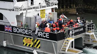 Корабль береговой охраны Великобритании в порту Дувра с мигрантами, спасёнными в Ла-Манше