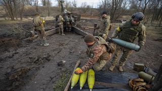 جنود أوكرانيون يعدون قذائف مدفعية قبل إطلاقها باتجاه مواقع القوات الروسية في منطقة دونيتسك، أوكرانيا. 2023/01/02