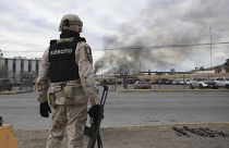 Un soldado mexicano monta guardia frente a una prisión estatal en Ciudad Juárez, México, domingo 1 de enero de 2023.