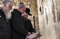 A Tórából olvasott fel az izraeli miniszterelnök a Siratófalnál 