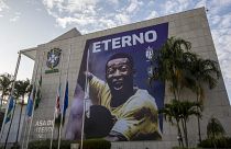 Pelé-plakát a Brazil Labdarúgó Szövetség épületén.